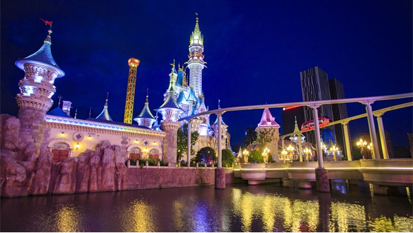 ������԰ҹ������ʵ���˹�Ч�뾰�۵���ϵ