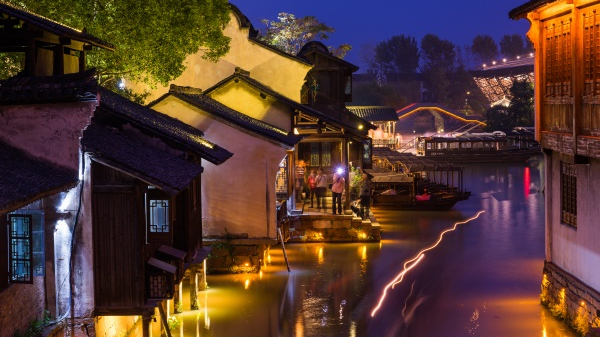 ����ҹ�ε���˸���ľ������ռ�